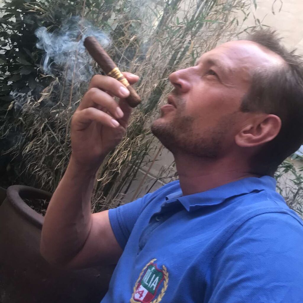 Martin Thorborg med en cigar udendørs.