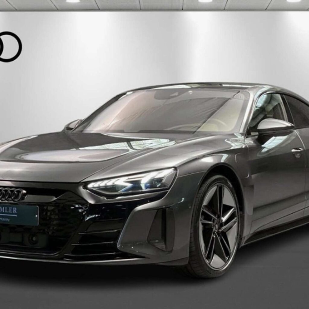 En m&oslash;rk Audi e-tron GT st&aring;r indend&oslash;rs.