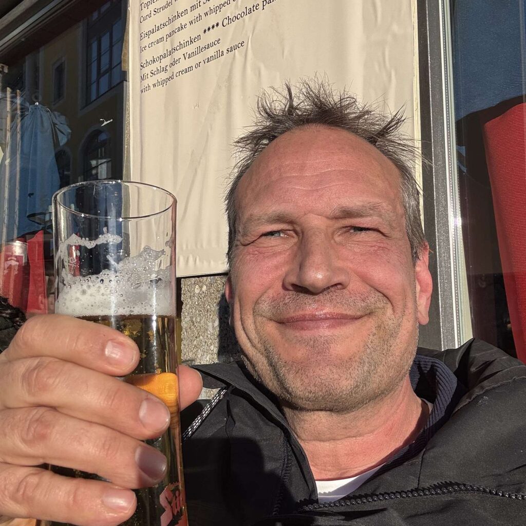 Martin Thorborg holder et ølglas op foran kameraet.
