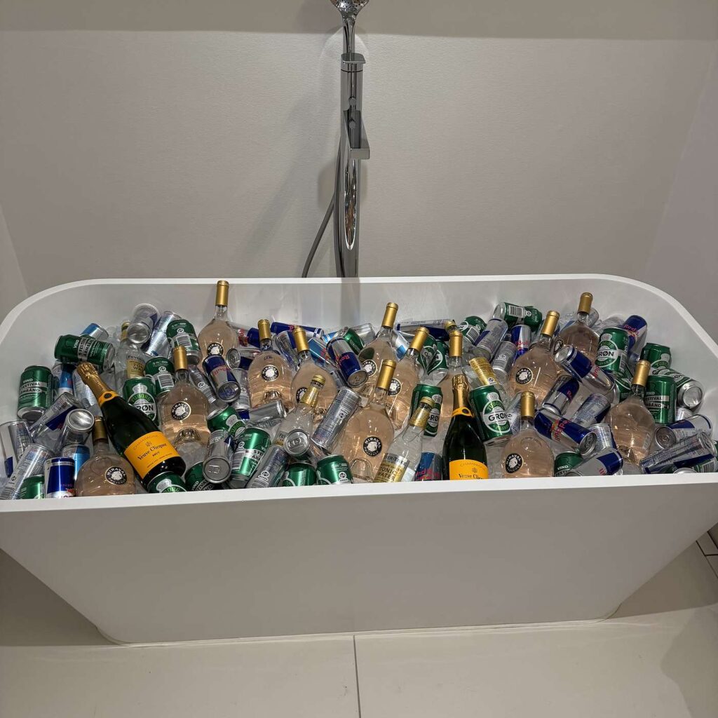 Et badekar fyldt med flasker.