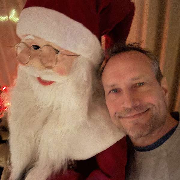 Martin Thorborg ved siden af en stor julemandsfigur.