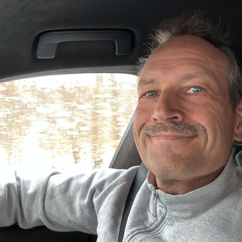 Martin Thorborg på førersædet i en bil.