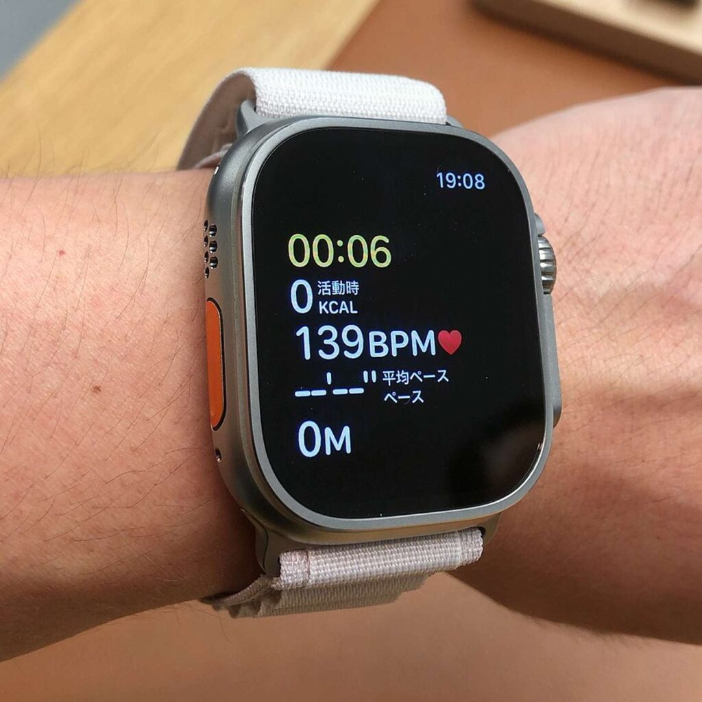 Et smartwatch p&aring; et h&aring;ndled viser en puls p&aring; 139 slag i minuttet.