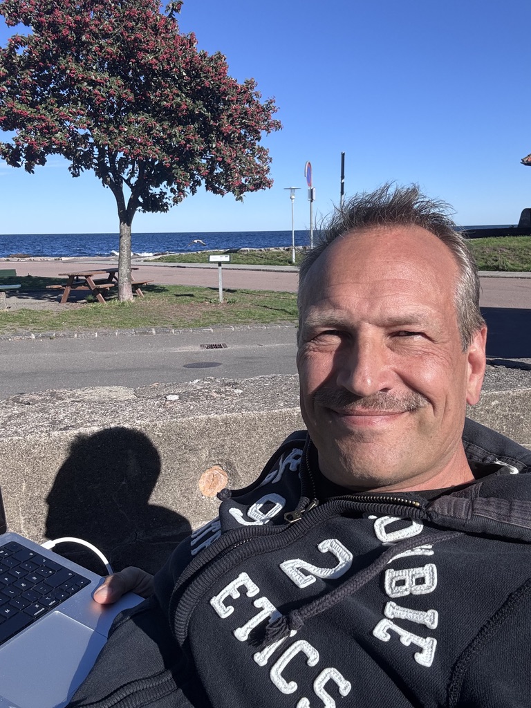 Martin Thorborg med sin computer ved vandet