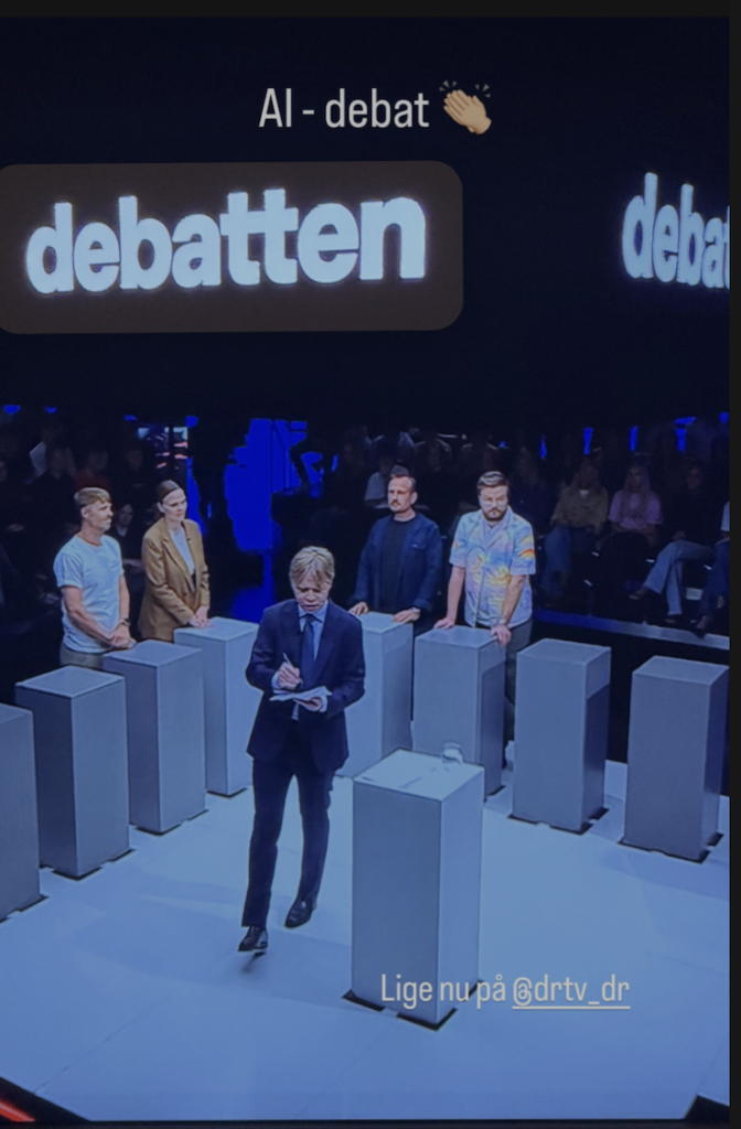 Sk&aelig;rmbillede fra Debatten p&aring; DR med teksten AI-debat.