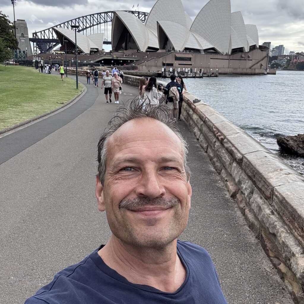 Martin Thorborg foran Operahuset i Sydney.