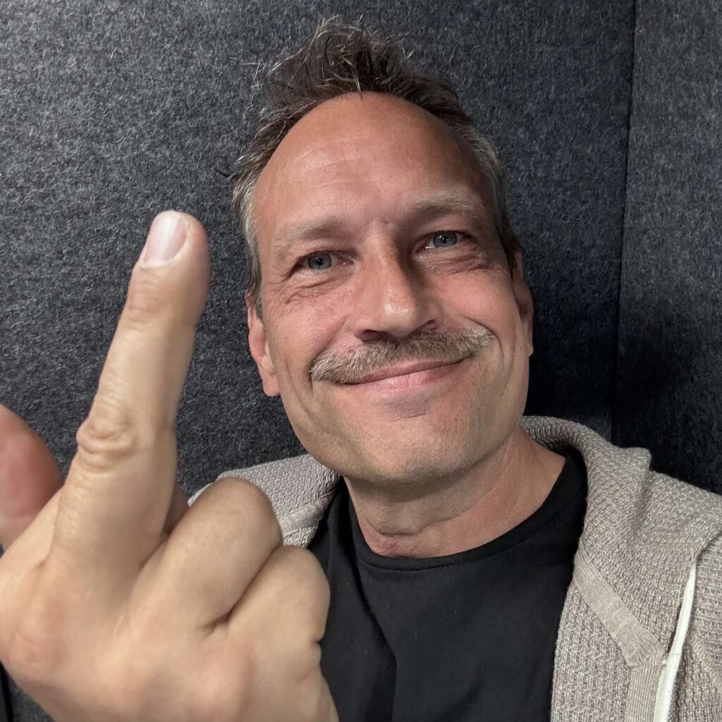 Martin Thorborg smiler og viser sin langfinger.